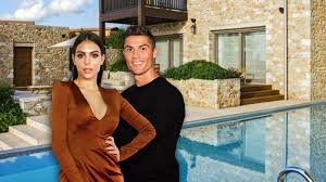 Soccer legend and juventus' leading player cristiano ronaldo has arrived in messinia, kalamata to begin his summer holiday for 2019 with his partner georgina rodriguez for a family vacation at costa. Cristiano Ronaldo Costa Navarino 2019