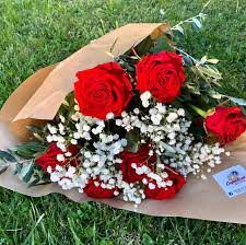 +33 1 42 41 21 35. Bouquet De Roses Rouges Et Gypsophile Coquelicot