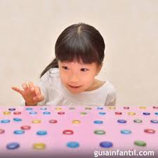 Los juegos infantiles más sencillos y más tradicionales fomentan valores muy importantes en los niños y les ayudan a aprender más de su estos son sólo algunos ejemplos de juegos tradicionales infantiles con los que podéis empezar. Jugar A Las Chapas Actividad Infantil Tradicional