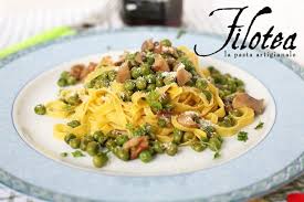 Bring a large pot of water to a boil for the pasta. Fettuccine Con Piselli E Funghi Porcini