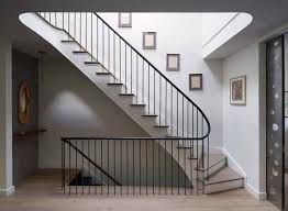 Pour un résultat optimal, il convient également d'utiliser une brosse à peinture de bonne qualité. Relooker Un Escalier Faut Il Le Peindre En Blanc Ou En Noir Frenchy Fancy