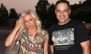 Ο μικρός δεν αποχωρίζεται το μαγιό του, το νεροπίστολό του και το νερό είναι το αγαπημένο του στοιχείο. Krateros Katsoylhs Den 8a Mporoysame Na Synypar3oyme 3ana Me Thn Katerina Karabatoy Ta Nea