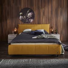 Polsterbett mit wendbarem kopfteilüberzug danae mit steppnähten verziert. Polsterbett In Knalligem Gelb Bett Polsterbett Schlafzimmer