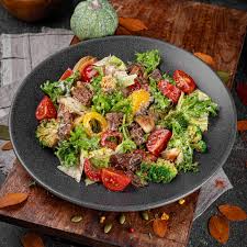 Грушевый салат, сыром BRIE SCHÖNFELD и сладкими помидорами черри - настоящее искусство кулинарии