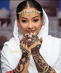 Kalli yadda yan matan hausawa suke rawar iskanci a bainar jama a. Sarauniya Iya Zama Da Miji Daga Bakin Marigayi Sheikh Facebook