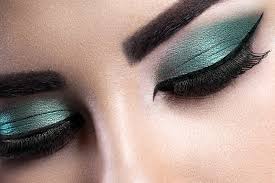 Wearing pencil eyeliner on lower lid is almost similar to putting kohl smear on the bottom follow the procedure to learn how to apply eyeliner on the lower lid. How To Make Eyes Bigger 5 Eyeliner Tricks Revealed The Urban Guide
