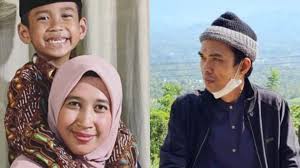 Terpaut 24 tahun, uas dikabarkan siap nikahi gadis jombang bulan depan. Vm1frzzgkiyohm