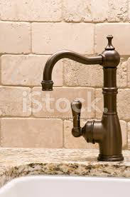 .sie mit dem wasserhahn (also eher armatur) das problem, dass es von alleine wieder schließt. Marmor Oben Wasserhahn Mit Backstein Zuruck Splash Stockfotos Freeimages Com