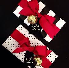 Black And White Gift Wrapping Paper How To Wrap Christmas Gifts Black And White Paper Red Ribbon Gold Ornaments Holiday Rozhdestvenskaya Upakovka Idei Dlya Rozhdestvenskih Podarkov Idei Podarkov