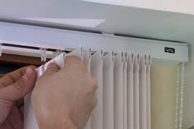Die funktionellen vorteile eines lamellenvorhangs entstehen vorwiegend aus seinen drehbaren lamellen, mit denen das lamelle als vorhang. Lamellenvorhang Montieren Anleitung Diybook At
