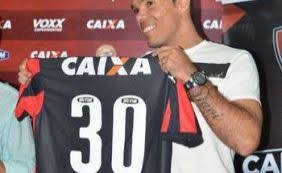 Silvio tem 33 anos (10/04/1988). Contra A Juazeirense Leandro Domingues Completara 200 Jogos Pelo Vitoria Metro 1