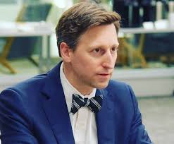 In the industry of finance, attitude is everything. It's this sentiment  that Eric Crawley MBA'09 finds himself alluding to when he's coaching  students as a member of the Cutler Center Mentor Program. “