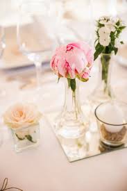 Le moment du repas à table se doit d'être convivial et agréable, alors de beaux éléments comme un magnifique chemin de table parsemé de perles sur la table, un beau pliage de serviette au bord de la table, un joli set de table, de délicates bougies au milieu de la table. Vase Soliflore Fleur Deco Et Centre De Table De Mariage Et Reception