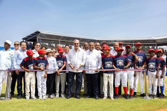 Abinader inaugura campo de béisbol en Pizarrete, Peravia, tras 26 años de  espera http://dlvr.it/TVS5Rv #NDigital