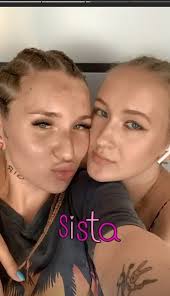 Marta linkiewicz jest dość specyficzną celebrytką, bowiem karierę w mediach społecznościowych zbudowała na chwaleniu się. Marta Linkiewicz Pokazala Siostre Podobne 4fun Tv