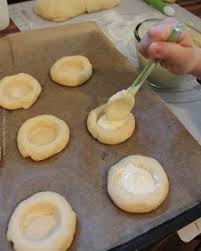 Kostliche Quarktaschen Aus Russland Sie Werden Aus Hefeteig Gebacken Und In Die Mitte Kommt Eine Leckere Vanille Quark Full Quarktaschen Lecker Backen Backen