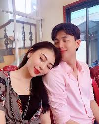 Cô nàng có chụp ảnh chung với diễn viên trong phim. Ukdo6w45agj7em