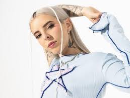 Lisa Miko's Instagram, Twitter & Facebook