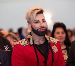 Fancy products by designer harald glööckler, such as baroque porcelain, extravagant carpets, pillows, cups, floor mats, bedspreads. Gegen Lastwagen Geknallt Harald Gloockler Hatte Autounfall Promiflash De