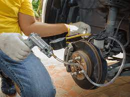 Generell sollte man die bremsflüssigkeit gemäß den herstellervorgaben wechseln. Bremsflussigkeit Wechseln Anzeichen Und Kosten Autoreparaturen De