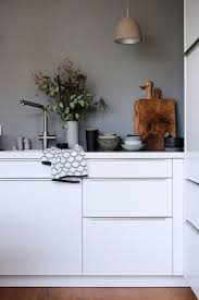 Dieartige Weisse Kuche Graue Wand Holzboden In 2020 Kuche Holzboden Graue Wande Weisse Kuche