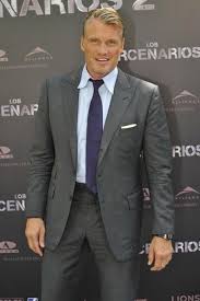 Vista frontal de la parte del pecho de un hombre vestido con un elegante traje negro y un precioso reloj, las manos del hombre. La Importancia De Un Traje Gris Te Damos Cuatro Opciones Con Precios Razonables