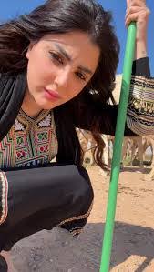 Kelly Buzzell's Instagram, Twitter & Facebook