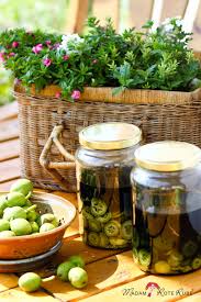 Familientradition Walnusslikor Aus Handgepfluckten Grunen Walnussen Madam Rote Rube Die Landkuche Rezept Walnusslikor Selber Machen Rote Rube Walnuss