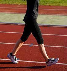 El límite entre la marcha y la carrera se establece en el momento en que el atleta pierde contacto con el suelo de manera visible. Marcha Atletica Atletismo Powerinstep
