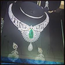 طقم مطلي باالذهب والبلاتين مرصع بالزركون والزمرد مجوهرات زمرد مطلي ذهب فضيات اليمن حلي diamond necklace statement necklace diamond