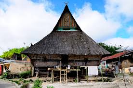 Rumah adat dibangun dengan kearifan lokal, mulai dari struktur yang tahan gempa, fungsi ruangan, sampai ukiran hiasannya. Rumah Adat Batak Karo