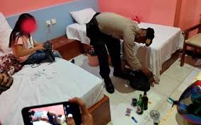 We did not find results for: Bocah Laki Laki Temani Kakak Perempuannya Layani Pria Di Kamar Hotel