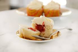 Recette De Cupcakes A La Vanille Et Au Coulis De Fraise Melting In Process Recette Recette Cupcake Coulis De Fraise Cupcakes Moelleux