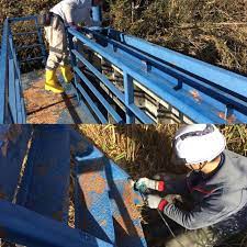 本日より水門の塗装工事が始まりました 今日は暖かく作業していると汗ばむほどでしたが この時期の河川付近の工事は過酷な作業です 本日の作業はケレンと言って サビや剥がれた塗膜を電動工具などで削り落す工程 詳しくは http suzuyoshi toso com 74319 p