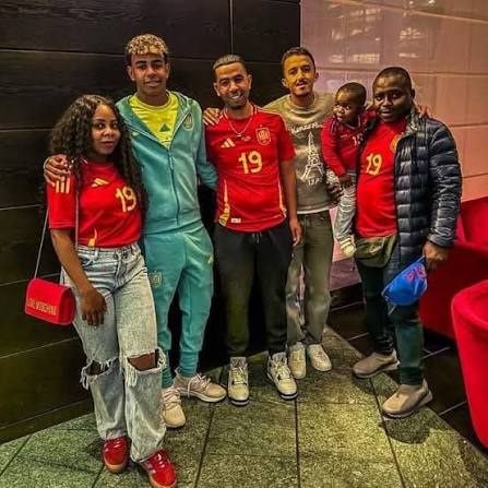 Lamine Yamal com toda a sua família 🇪🇸
