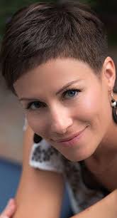 diese kurzhaarfrisuren in hellbraunen farbtonen sehen in dieser jahreszeit besonders sch extrem kurze haare schone frisuren kurze haare haarschnitt kurze haare