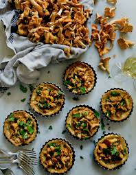 Tartelettes De Girolles Et Creme D Ail Pour 6 Personnes Recettes Elle A Table Recette Recettes De Cuisine Mini Tarte Recette