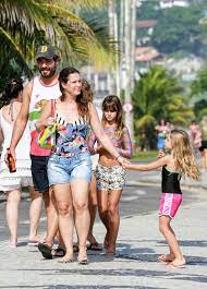 19 ianuarie 1978 (43 de ani) rio de janeiro, rio de janeiro, brazilia: Thiago Lacerda E Vanessa Loes Passeiam Com Os Filhos No Rio De Janeiro 08 03 2020 Uol Tv E Famosos