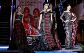 Lipaq saqbe, sarung dengan motif tenun khas mandar. Agenda Wisata Kalimantan 2019 Gps Wisata Indonesia