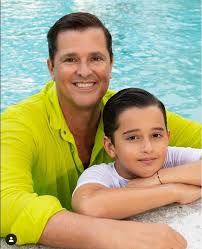 Maybe you would like to learn more about one of these? Fotos Identicos Carlos Vives Poso Junto A Su Hijo Menor Y Parecen Gemelos Minuto30 Com