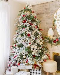 Christmas tree decorating ideas with red flowers. White Flowers And Red Ornaments On Christmas Tree Pic By Spiced Apple Cider Shabby Chic Christmas Decorations Christmas Home Christmas Tree Decorations