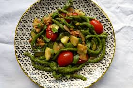 In der sauce verbindet sich der geschmack von frischen kräutern, mit süßen bunten kirschtomaten, angebratenen zwiebeln und. Spinat Pici Mit Zucchini Und Tomaten Magentratzerl De