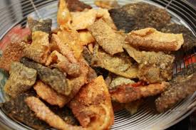 Resep bebek ungkep goreng ini rahasia bumbu ungkep yang gurih. Resep Mudah Bikin Kulit Ikan Krispi Renyah Gurihnya Bukan Main
