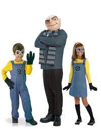 Synopsis dans une charmante banlieue, entourée dune palissade blanche et de rosiers en fleur, se dresse une maison noire au milieu dune pelouse morte. Deguise Toi Fr Deguisement De Groupe Gru Et Ses Minions Moi Moche Et Mechant Deguisement Gru Moi Moch Deguisement Groupe Deguisement Deguisement Minion