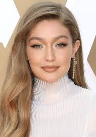 She began her modeling career she was. Diese Trend Frisur Fur Lange Haare Schauen Wir Uns Von Gigi Hadid Ab Frisuren Lange Haare Trendfrisuren