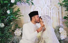Apapun, kalau benar nelydia dan mr h ini bercinta, kami di xtra.com.my ingin mengucapkan tahniah kepada beliau. Nelydia Senrose Selamat Menjadi Isteri Kepada Jejaka Pilihan Hati Oh Media