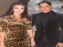 ياسمين صبري وأحمد أبو هشيمة تصدران الترند بشائعة طلاقهما، الذي بسببها خرجت الفنانة المصرية بنفي صريح من خلال نشر صورة تجمعهما مع تعليقها عليها بوضع إيموجي قلب حب، ليرد زوجها بكتابة: Ø§Ø±ØªØ¨Ø§Ø· Ø£Ø¨Ùˆ Ù‡Ø´ÙŠÙ…Ø© ÙˆÙŠØ§Ø³Ù…ÙŠÙ† ØµØ¨Ø±ÙŠ Ù…Ø§ Ø³Ø¹Ø± Ø®Ø§ØªÙ… Ø®Ø·ÙˆØ¨ØªÙ‡Ø§ ÙˆÙ…ØªÙ‰ Ø¨Ø¯Ø£ Ù…ØµØ±Ø§ÙˆÙ‰