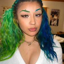 Greta Buck's Instagram, Twitter & Facebook