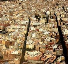 Con una puerta, un balcón e incluso un jardín, una fuente e incluso una placa conmemorativa, a esta mini casa no le falta de nada. Barrio Del Carmen El Corazon De Valencia Guiders Valencia