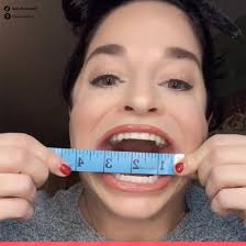 ⛑️) Cette Américaine de 31 ans bat le record du monde de la plus grande  bouche ! La bouche de Samantha Ramsdell mesure 6,52 cm de longueur et 10,77  cm de largeur
